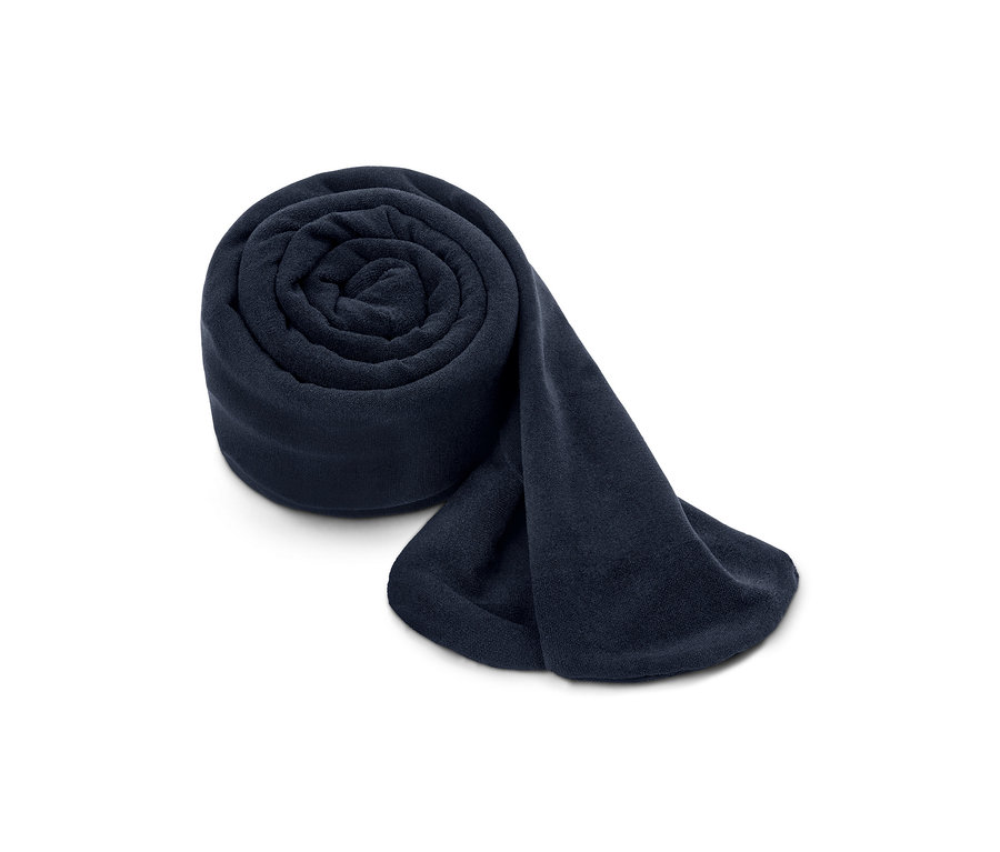 Eine zusammengerollte dunkelblaue Decke.