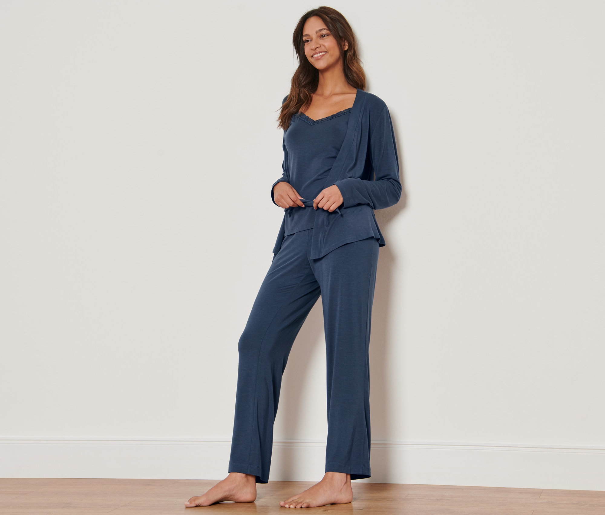 Frau trägt ein Pyjama-Set.