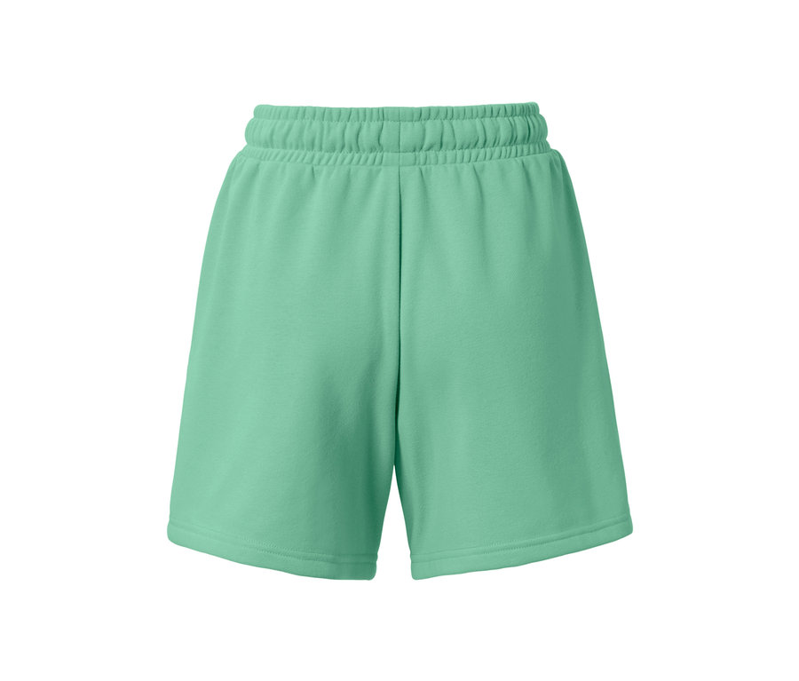 Hellgrüne Sport-Sweatshorts.