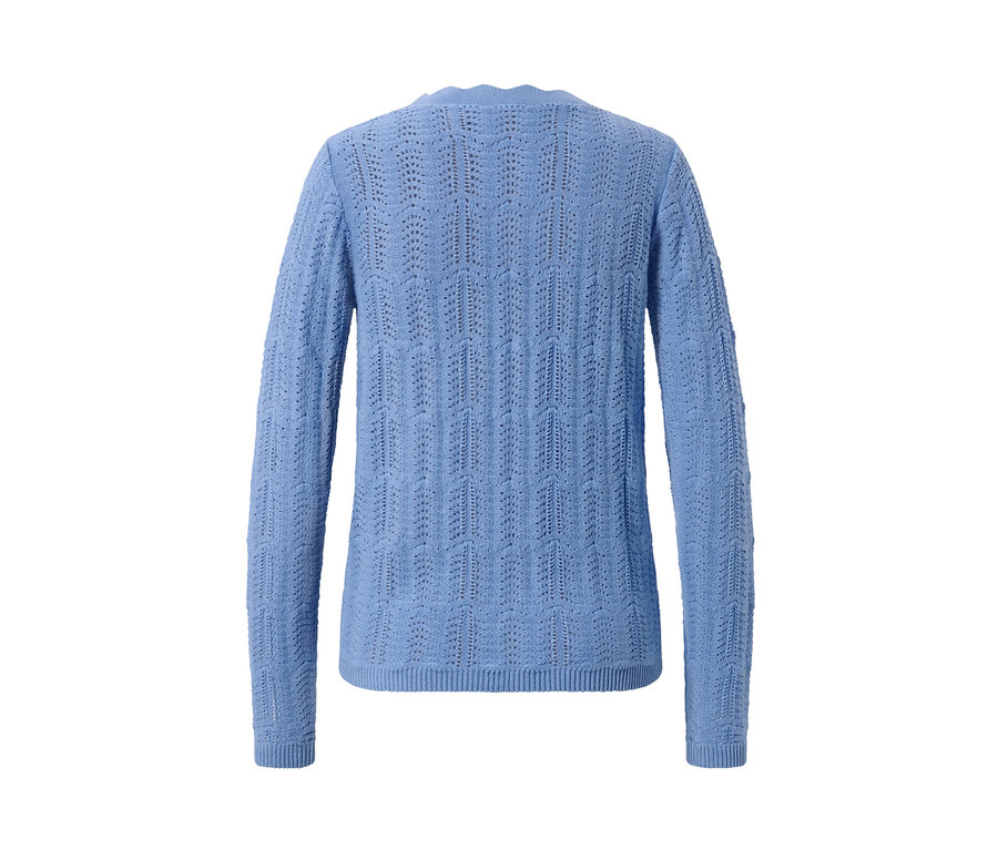 Helleblaue Strickjacke mit Ajour-Muster.