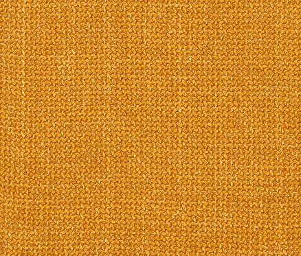 Nahaufnahme der Textur eines kurkumafarbenen Stoffes.