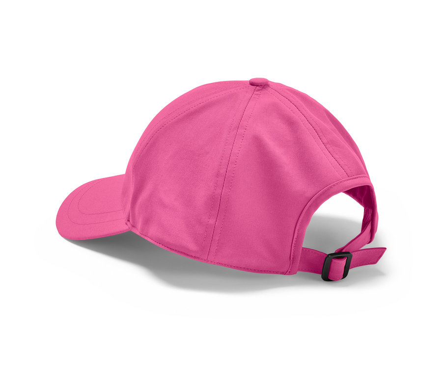 Eine pinke Sportkappe liegt auf einem weißen Hintergrund.
