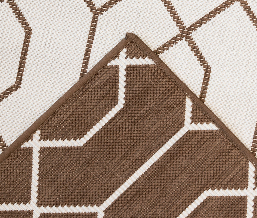 Detailansicht eines braunen Outdoor-Wende teppichs »Geo River« mit geometrischem Muster.