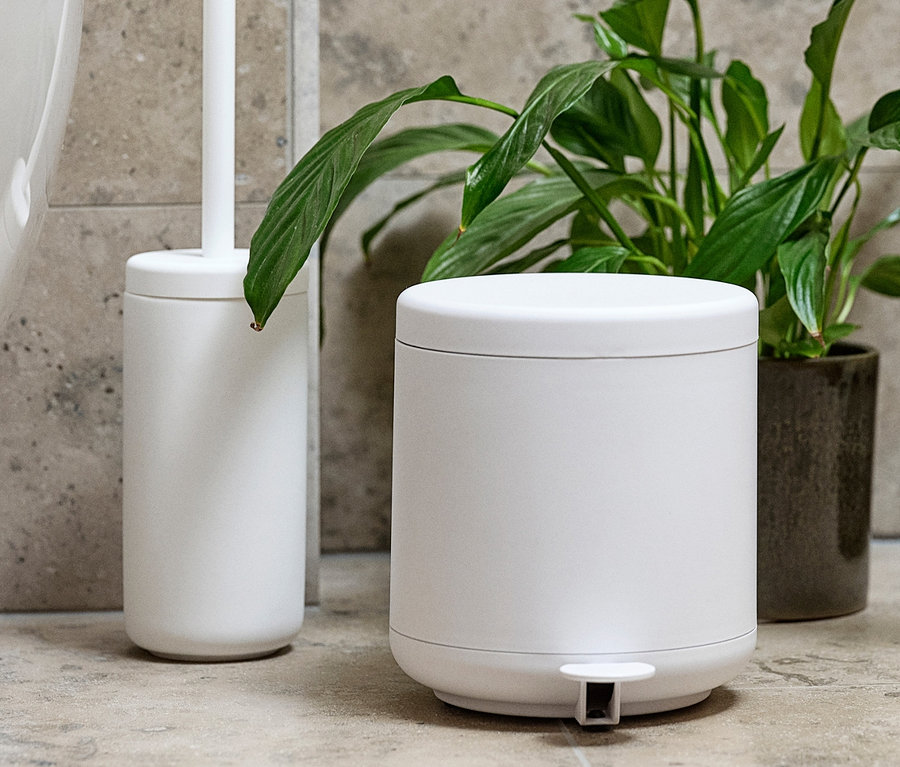 Weißes Badezimmer mit weißem ZONE DENMARK Pedaleimer »Ume« und Pflanze.