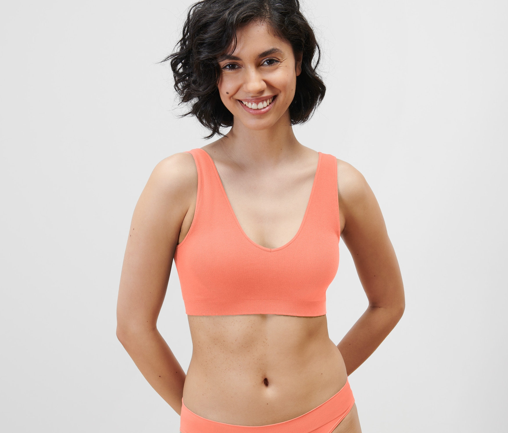 Lächelnde Frau trägt ein Seamless-Bustier in Papaya.