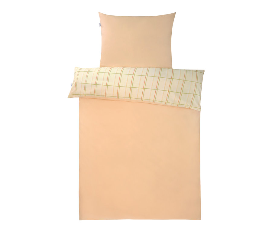 Beige Bettwäsche mit kariertem Kissenbezug oben.
