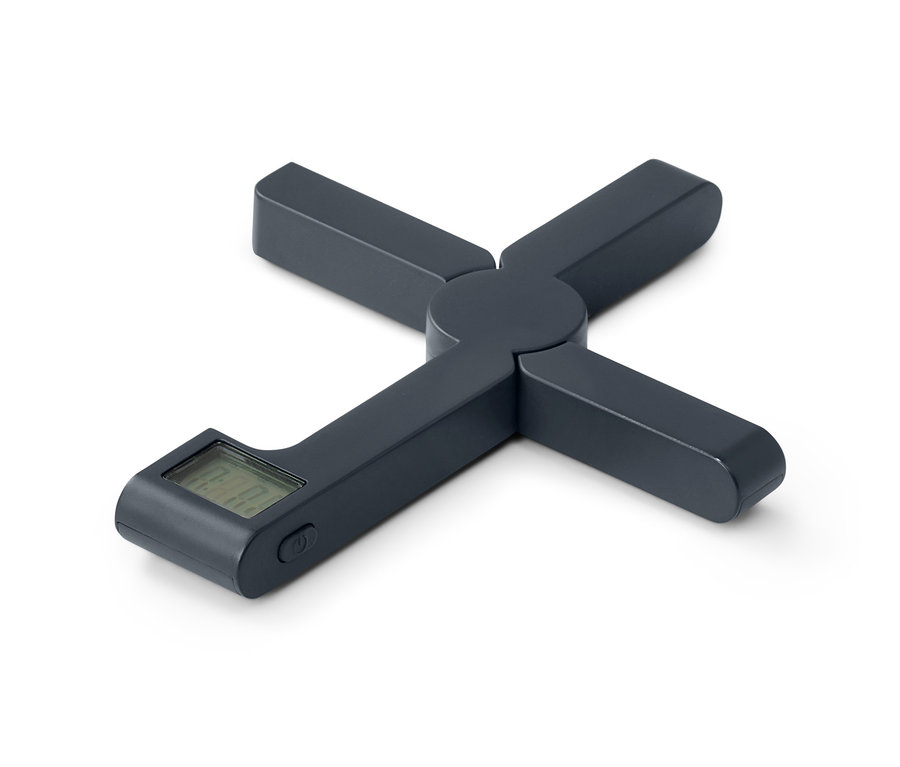 Eine faltbare Küchenwaage in Dunkelgrau auf weißem Hintergrund.