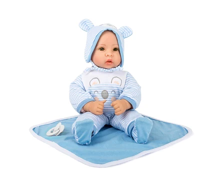 Puppe »Lukas« von small foot in blau-weiß gestreifter Kleidung sitzt auf einer blauen Decke.