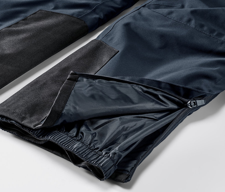Detailaufnahme einer blauen High-Tech-Skihose mit Reißverschluss am Bein.
