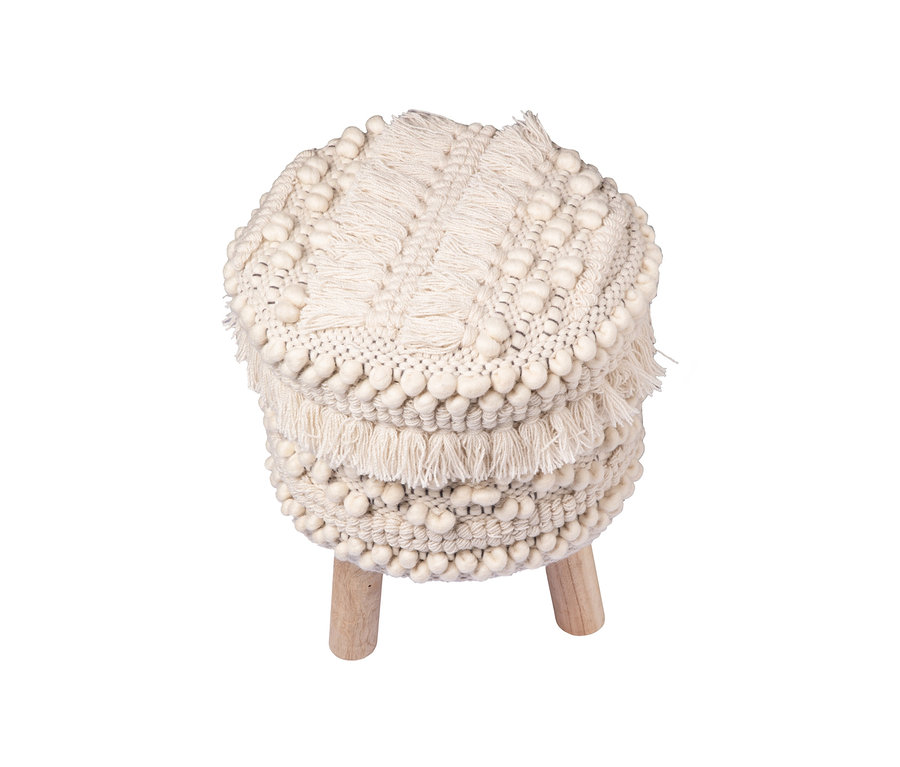 Ein cremefarbener, gestrickter Kayoom Hocker Bohist mit Fransen und Holzfüßen.
