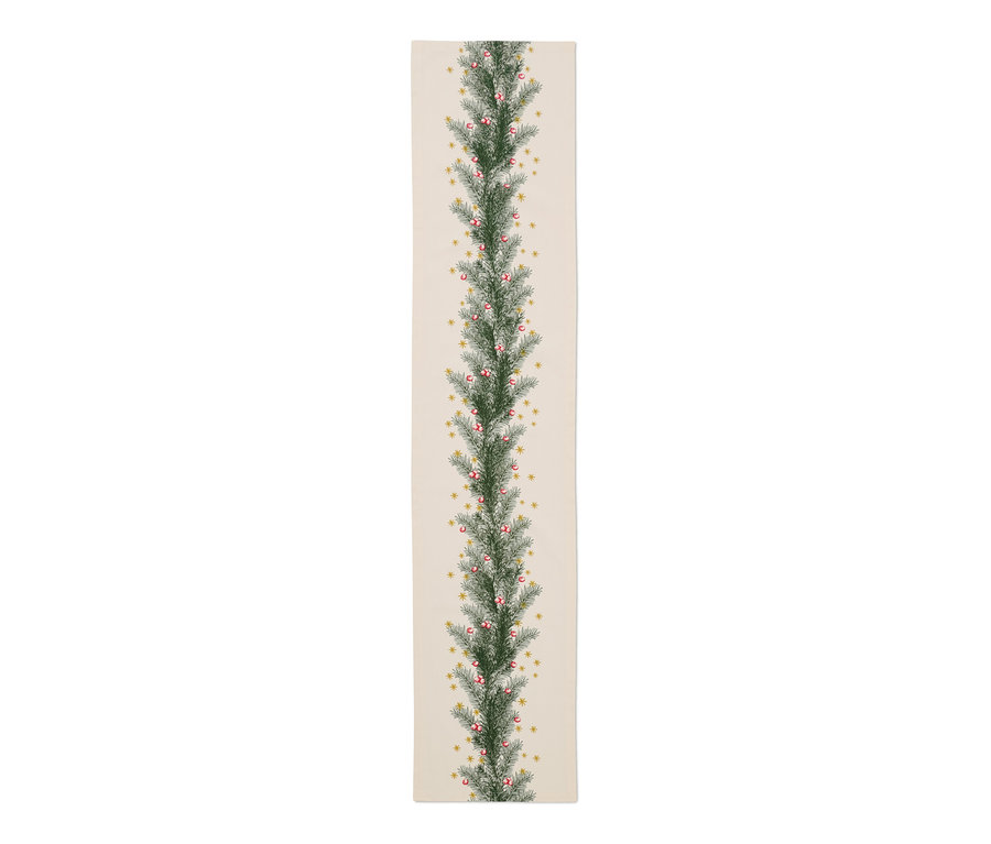 Beiger Tischläufer mit weihnachtlichem Print aus Tannenzweigen, roten Beeren und goldenen Sternen.