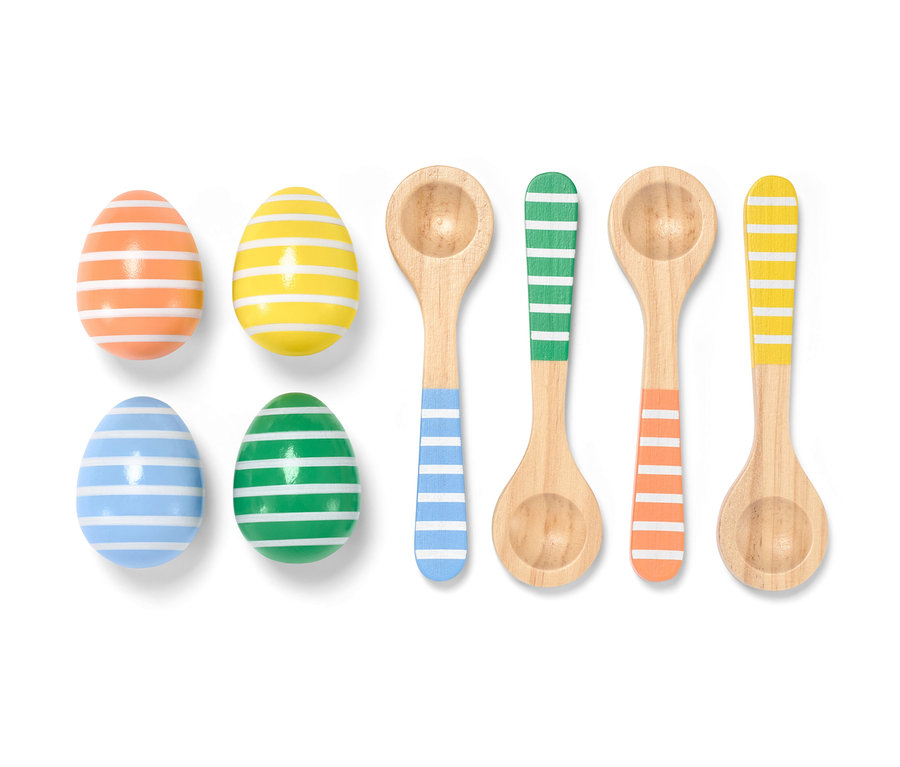 Vier farbige Eier und vier Holzlöffel mit bunten Streifen für das Eierlauf-Spiel.