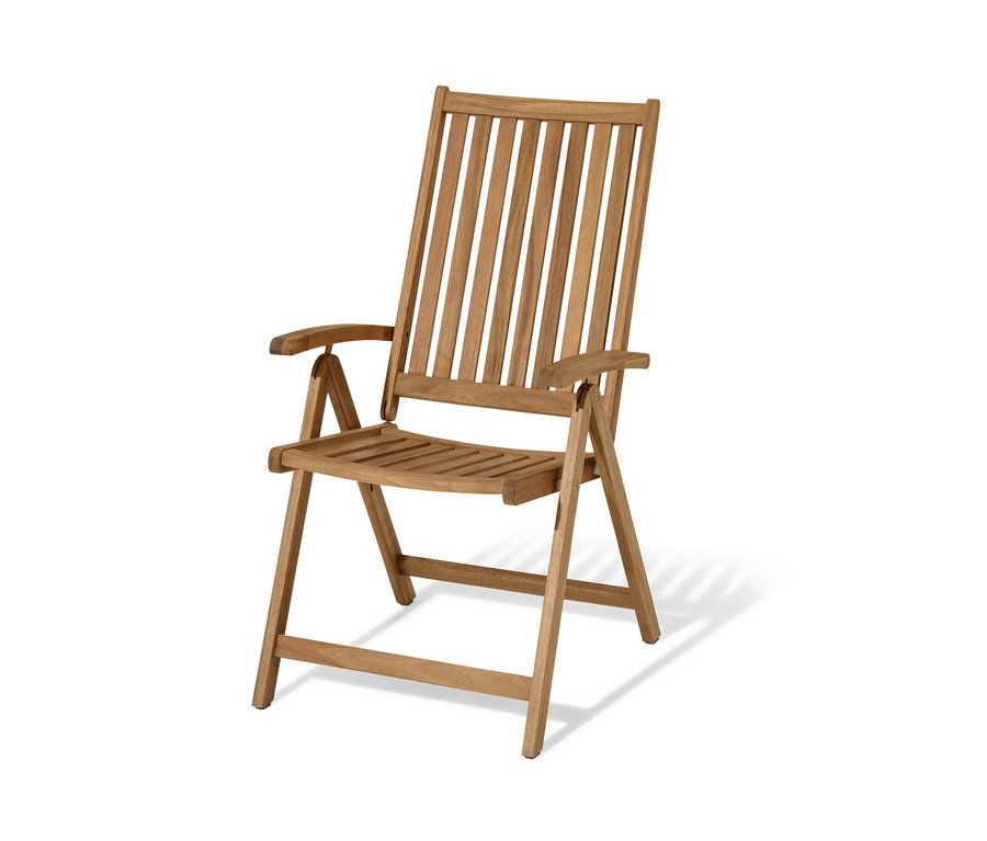 Ein »Lenja« Hochlehner mit verstellbarer Rückenlehne, Holz-Lamellen steht vor einem weißen Hintergrund.