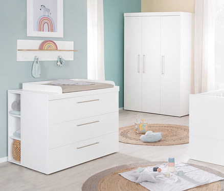 Kinderzimmer mit weißen Möbeln, darunter Wickeltisch, Schrank und Gitterbett. An der Wand hängt eine roba Wandgarderobe »Ava«.