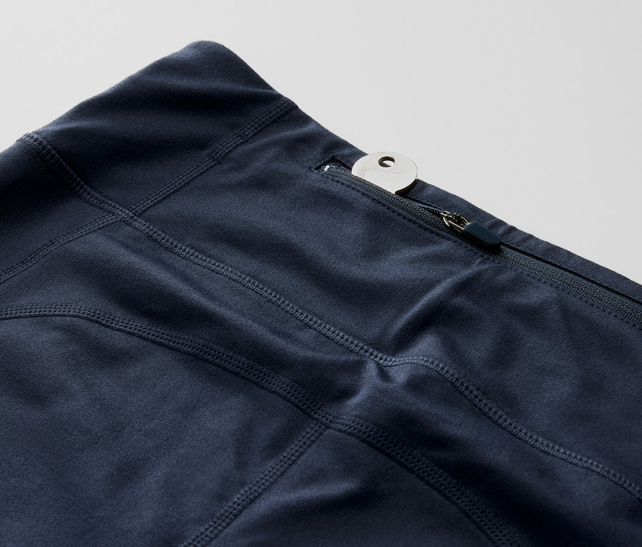 Detailaufnahme einer 3/4-Sporttight mit Schlüssel in der Reissverschlusstasche.