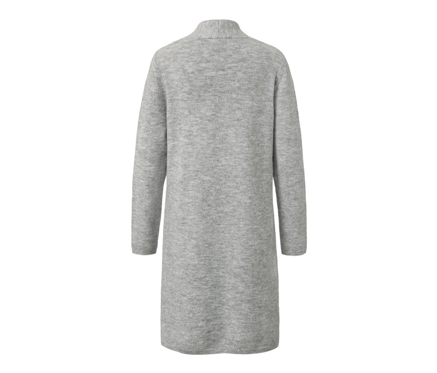 Detailansicht eines offenen, langen, grauen Cardigans mit RWS-Wolle.
