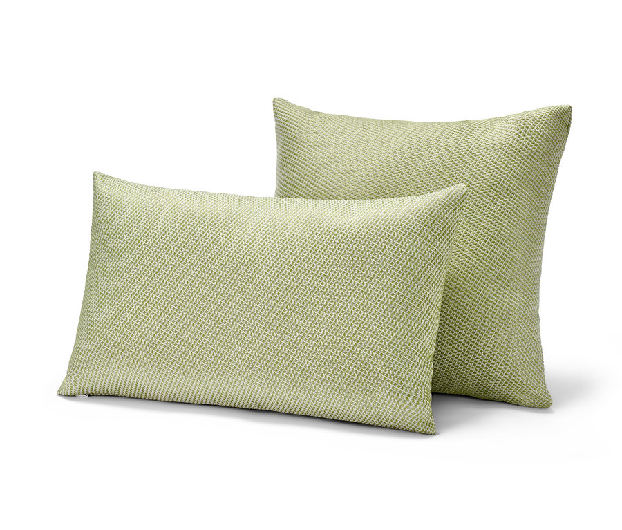 Zwei hellgrüne Premium-Outdoor-Kissen.