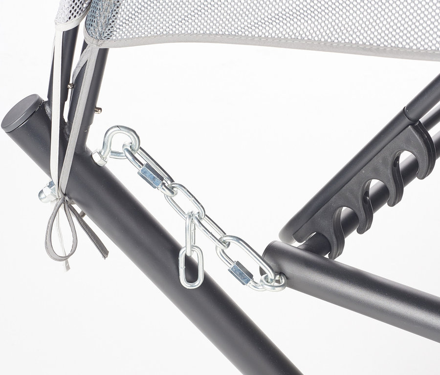 Detailansicht eines Sonnenbetts mit Metallketten und silbernem Netz.
