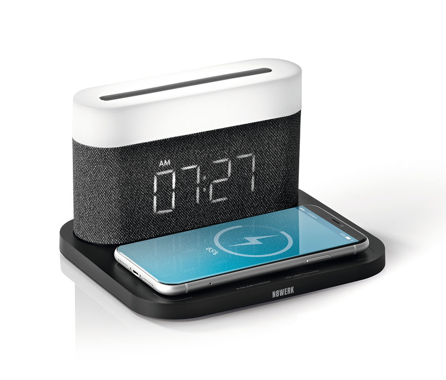 Schwarzer N8WERK Nachttischlampen-Wecker mit Wireless Charger und Telefon.