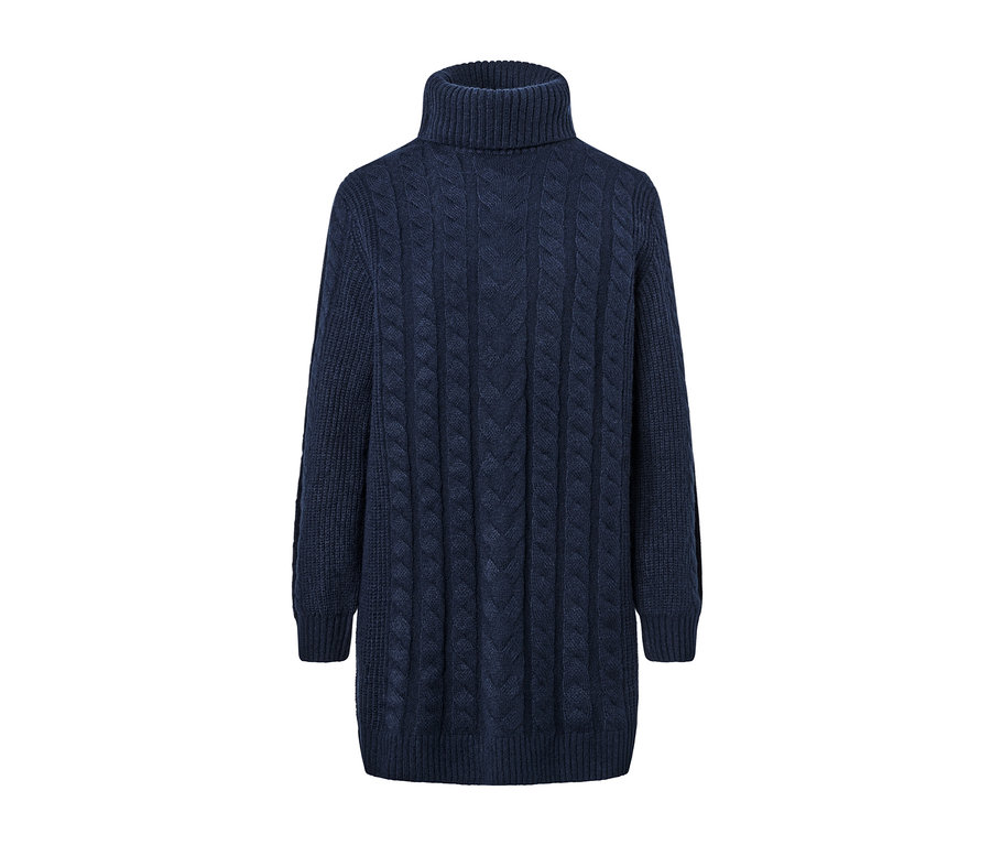 Blauer langer Strickpullover mit Zopfmuster.