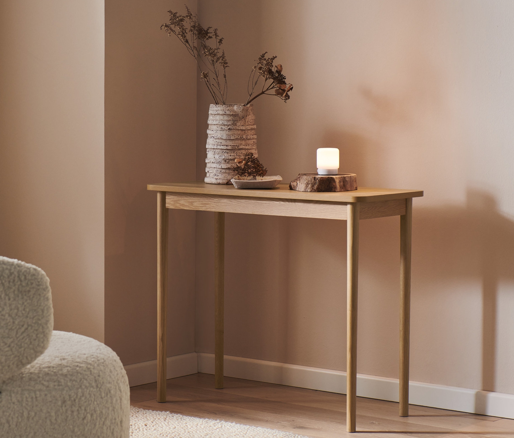 Konsole mit Schale aus Filz, Vase und LED-Mini-Multifunktionslicht mit Bewegungsmelder.