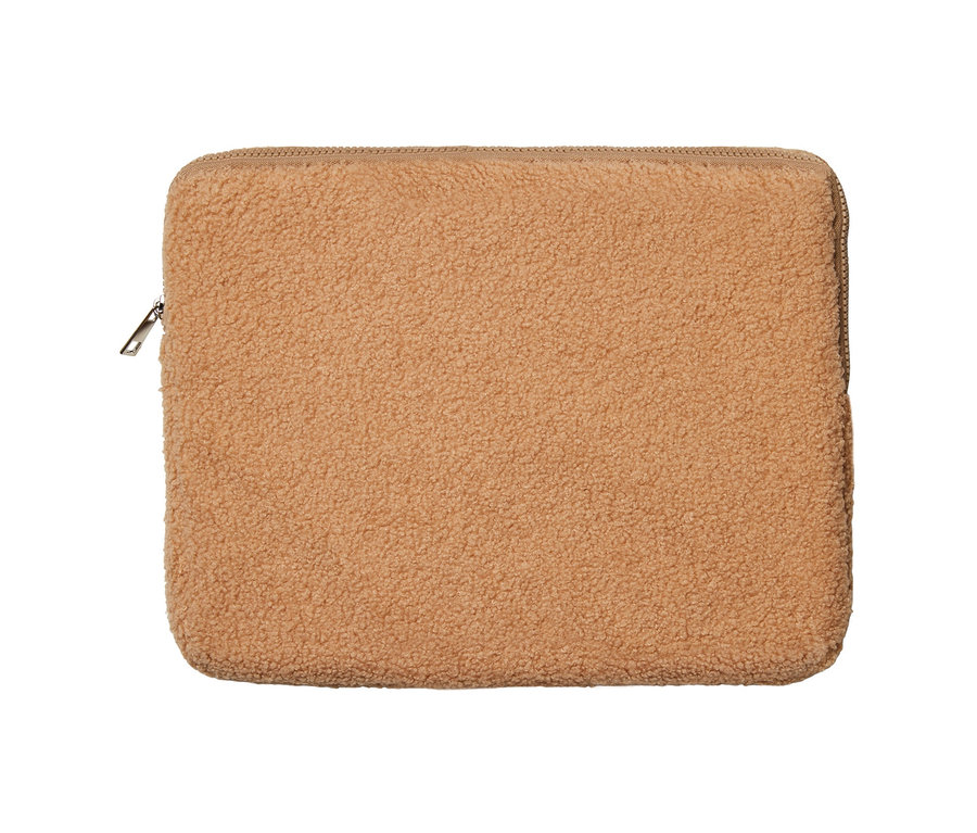 Eine Laptoptasche in Teddyfelloptik mit Reißverschluss.