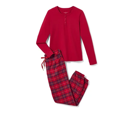 Flanell-Pyjama, kariert, rotes Langarmshirt und karierte Hose.