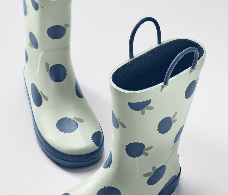 Kleinkind-Regenstiefel mit blauem Beerenmuster auf weißem Grund.