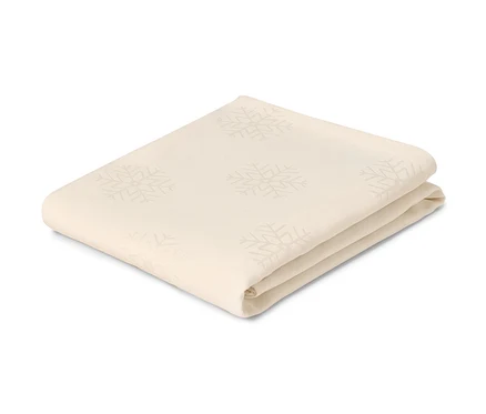 Gefaltete, cremefarbene Jacquard-Tischdecke mit Schneeflocken.