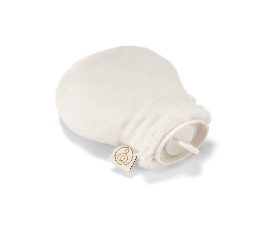 Eine Mini-Wärmflasche mit einem weißen Plüschbezug liegt auf einem weißen Hintergrund.