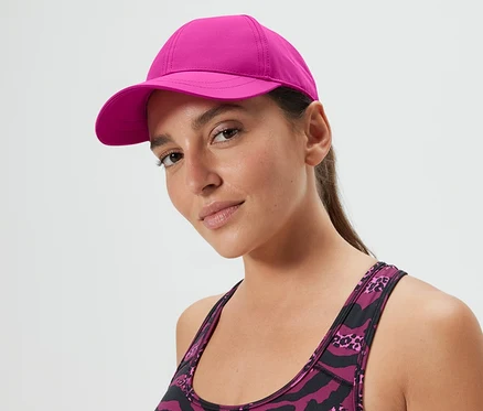 Frau trägt eine pinke Sportkappe.