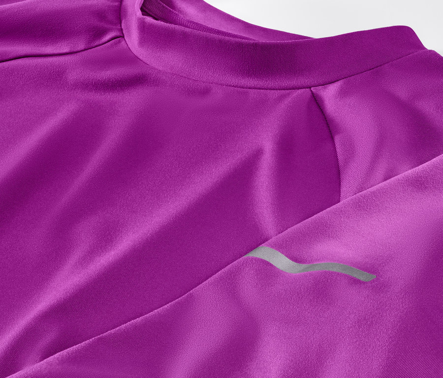Detailaufnahme des neonbeerfarbenen Langarm-Funktionsshirts.