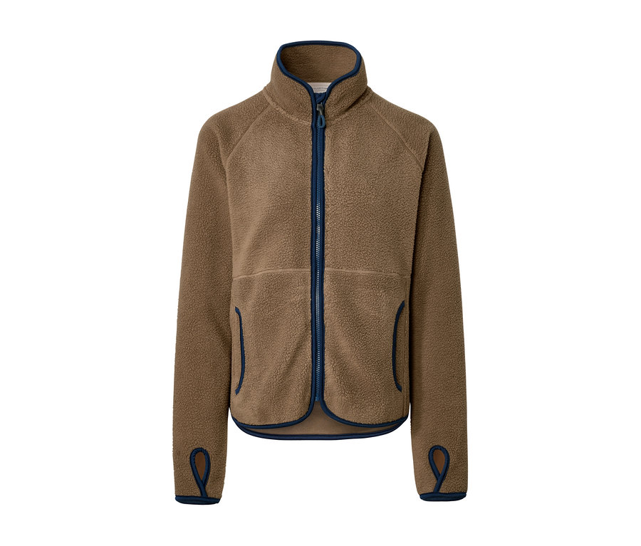 Eine braune Teddy-Jacke mit blauem Reißverschluss und Saum.