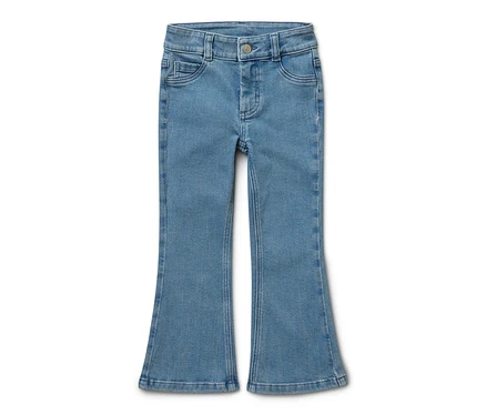 Helleblaue Kinder-Jeans ‒ Fit »Emma« auf weißem Hintergrund.