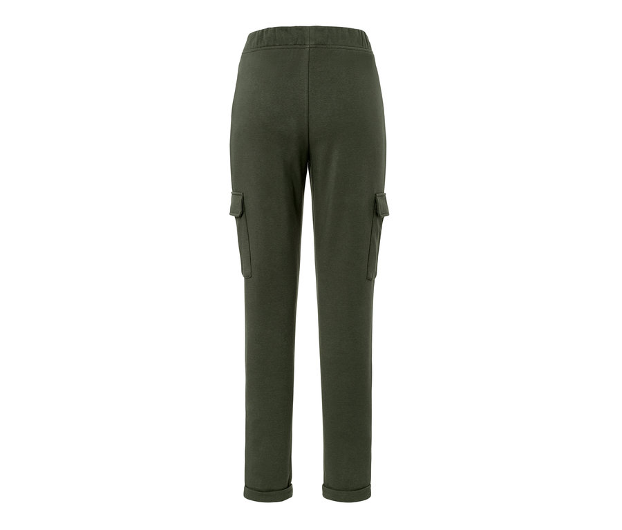 Rückansicht einer olivgrünen Joggpants mit Cargo-Taschen.