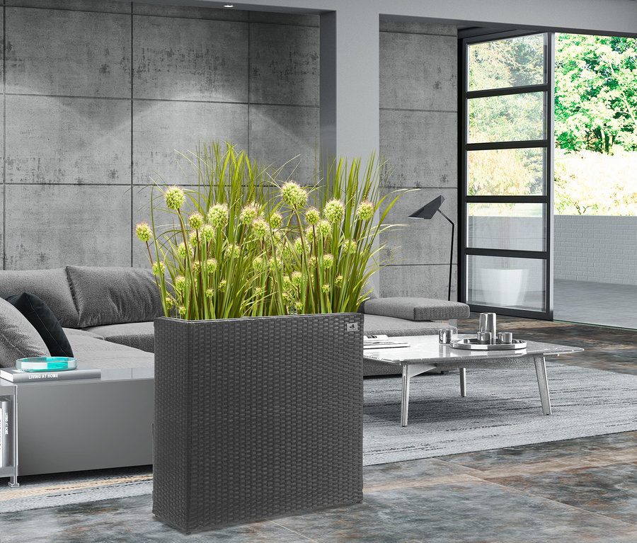 Anthrazitfarbener 2-in-1-Pflanzgefäß und Raumteiler aus Polyrattan, ca. 73 x 76 cm.