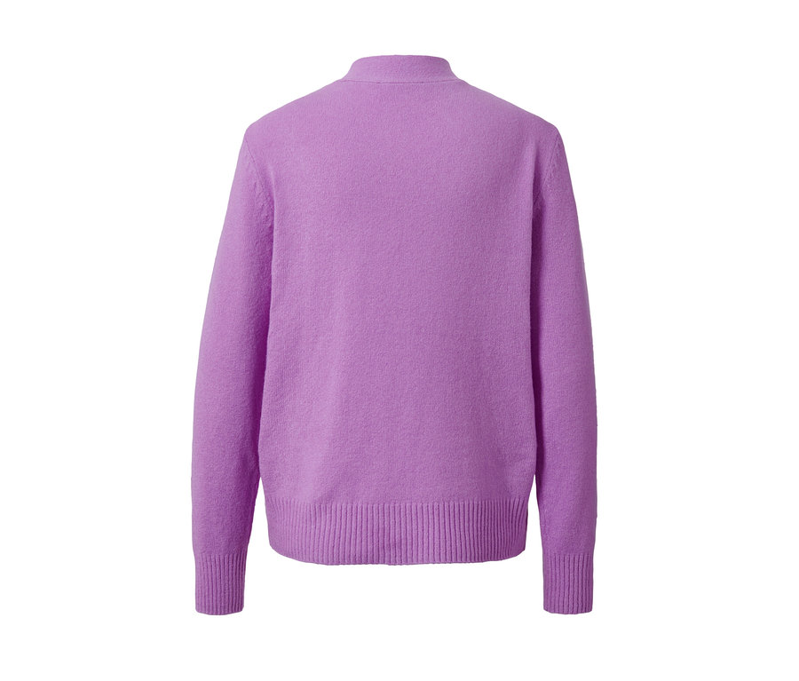 Detailansicht der Rückseite einer lila Strickjacke mit langen Ärmeln.