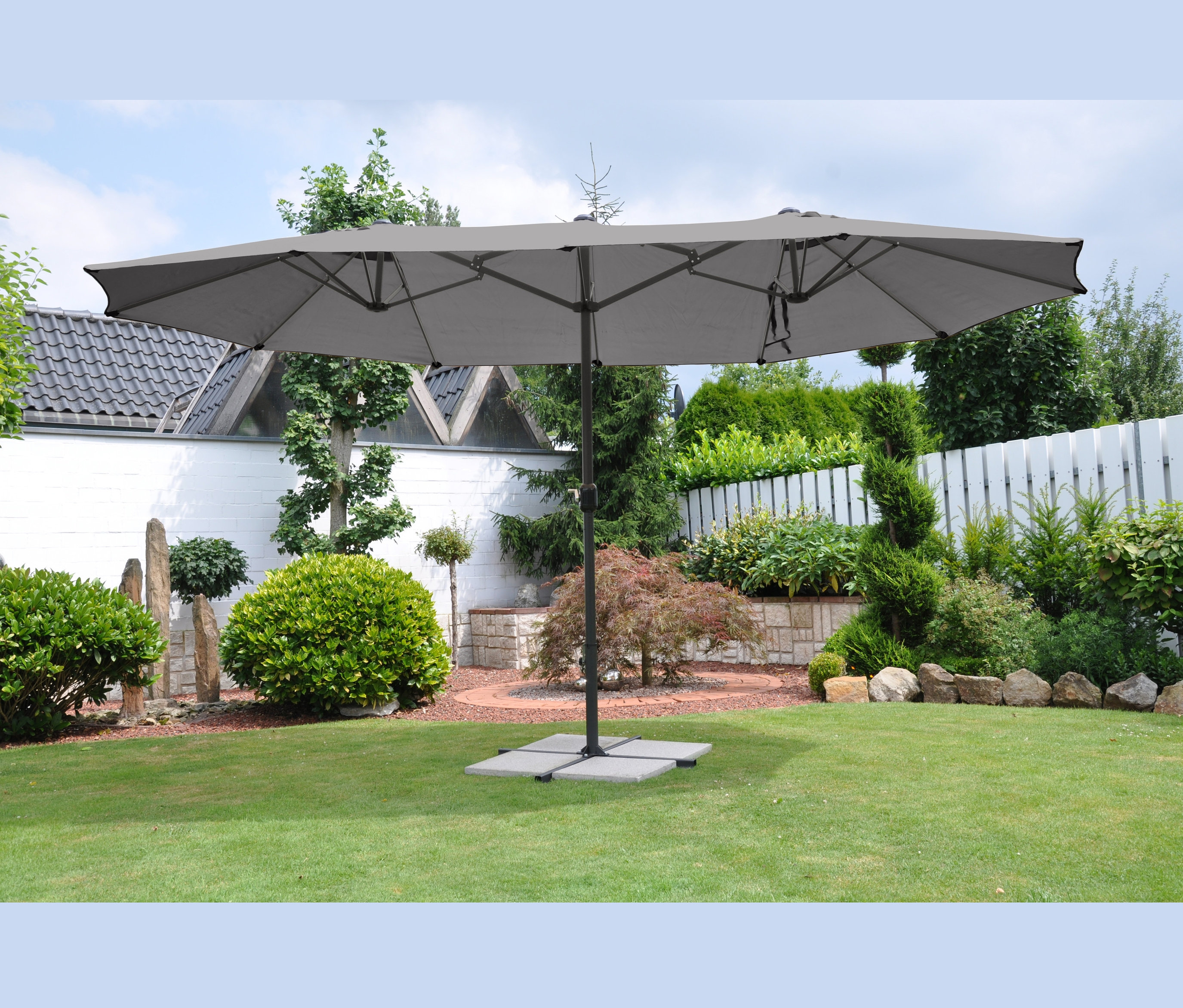 Ein anthrazitfarbener Doppelsonnenschirm steht auf einem Leco Stahl-Kreuzständer, ca. 100 x 100 cm, auf einer Rasenfläche.