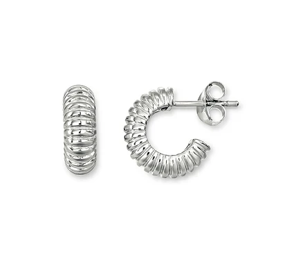 Zwei 925 Silber Creolen Ribbed liegen auf einem weißen Hintergrund.