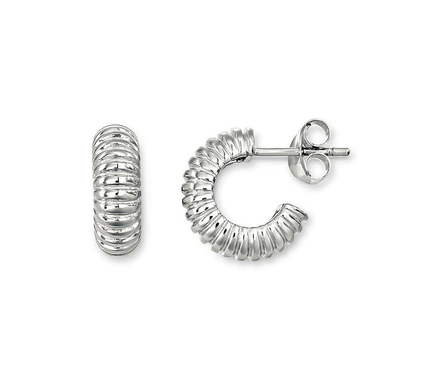 Zwei 925 Silber Creolen Ribbed liegen auf einem weißen Hintergrund.