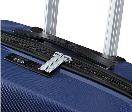 Detailaufnahme eines großen, dunkelblauen American Tourister »Air Move« Spinner-Koffers mit ausziehbarem Griff und Zahlenschloss.