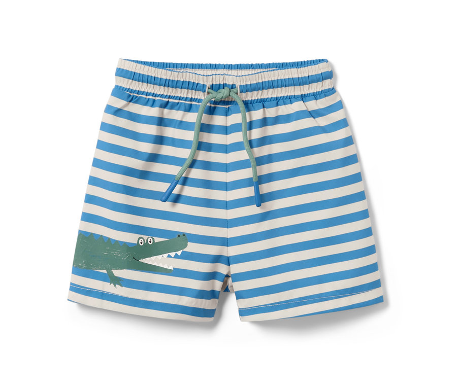 Kinder-Boardshorts mit blau-weißen Streifen und Krokodilmotiv.