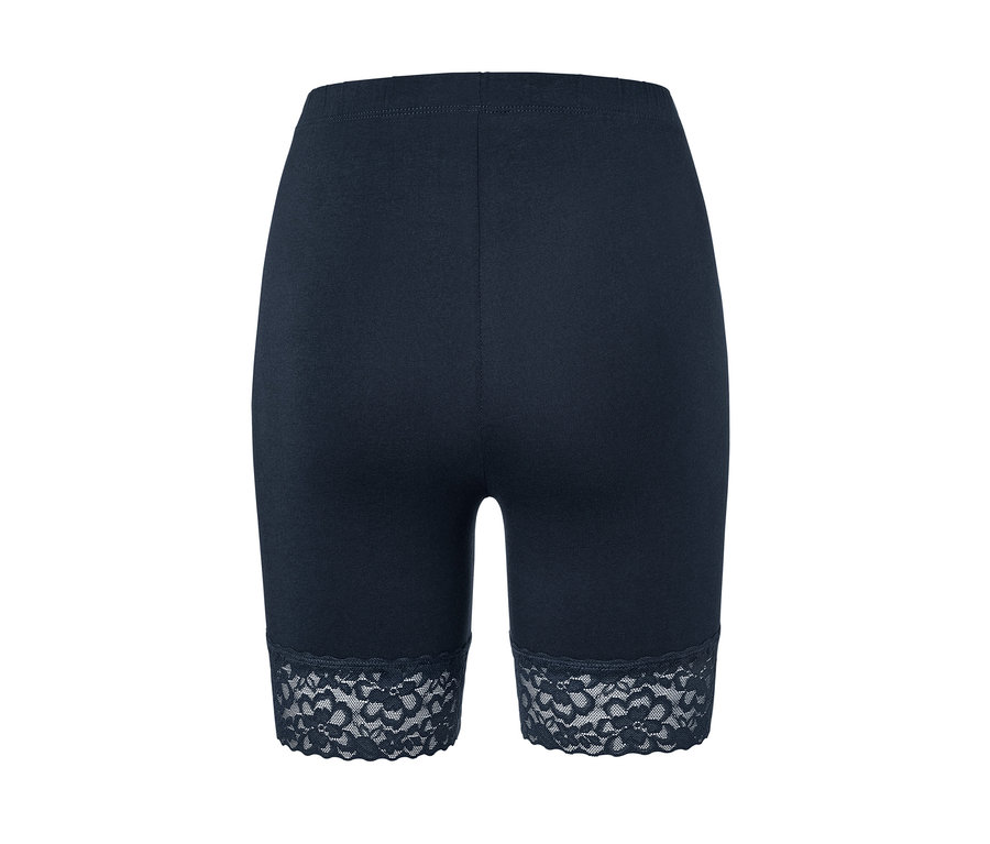 Nahaufnahme der Rückseite von dunkelblauen Radlershorts mit Spitzenborte.