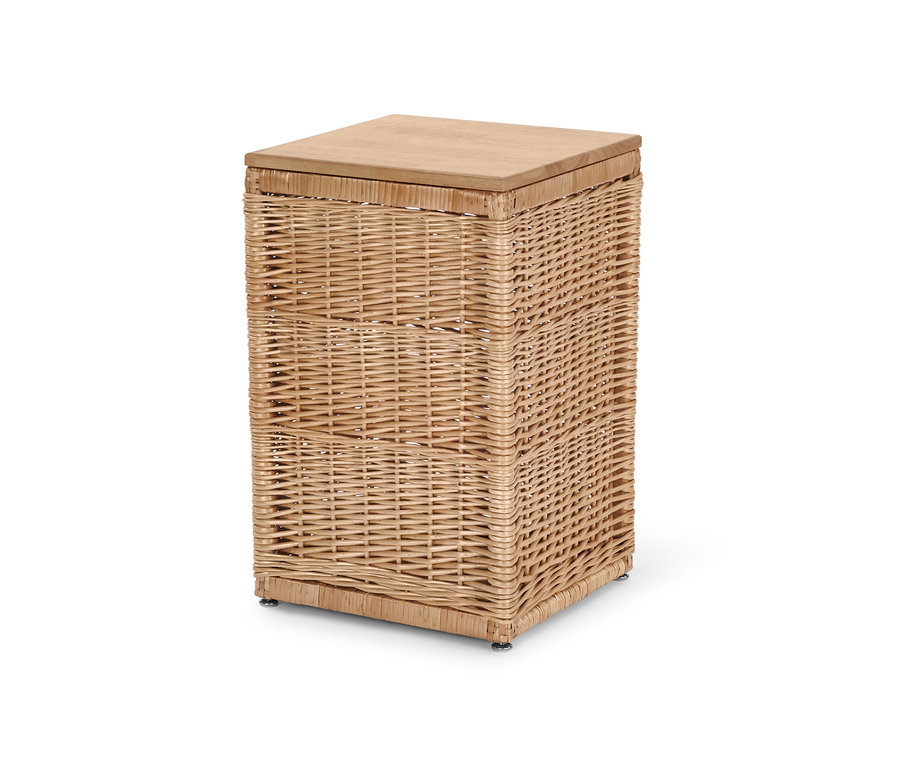 Hohe Truhe aus Geflecht mit hellem Holzdeckel.