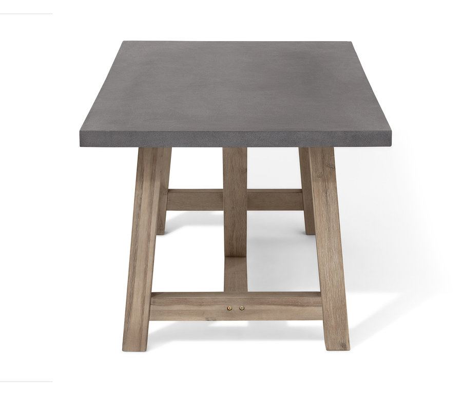 Detailansicht eines Dining-Tisches mit Beton-Tischplatte und Holzbeinen.