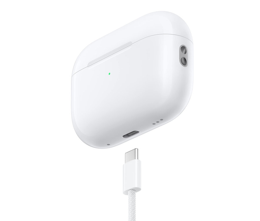 Ein weißes Apple AirPods Pro 2. Generation Ladecase mit Magsafe wird mit einem USB-C-Kabel aufgeladen.