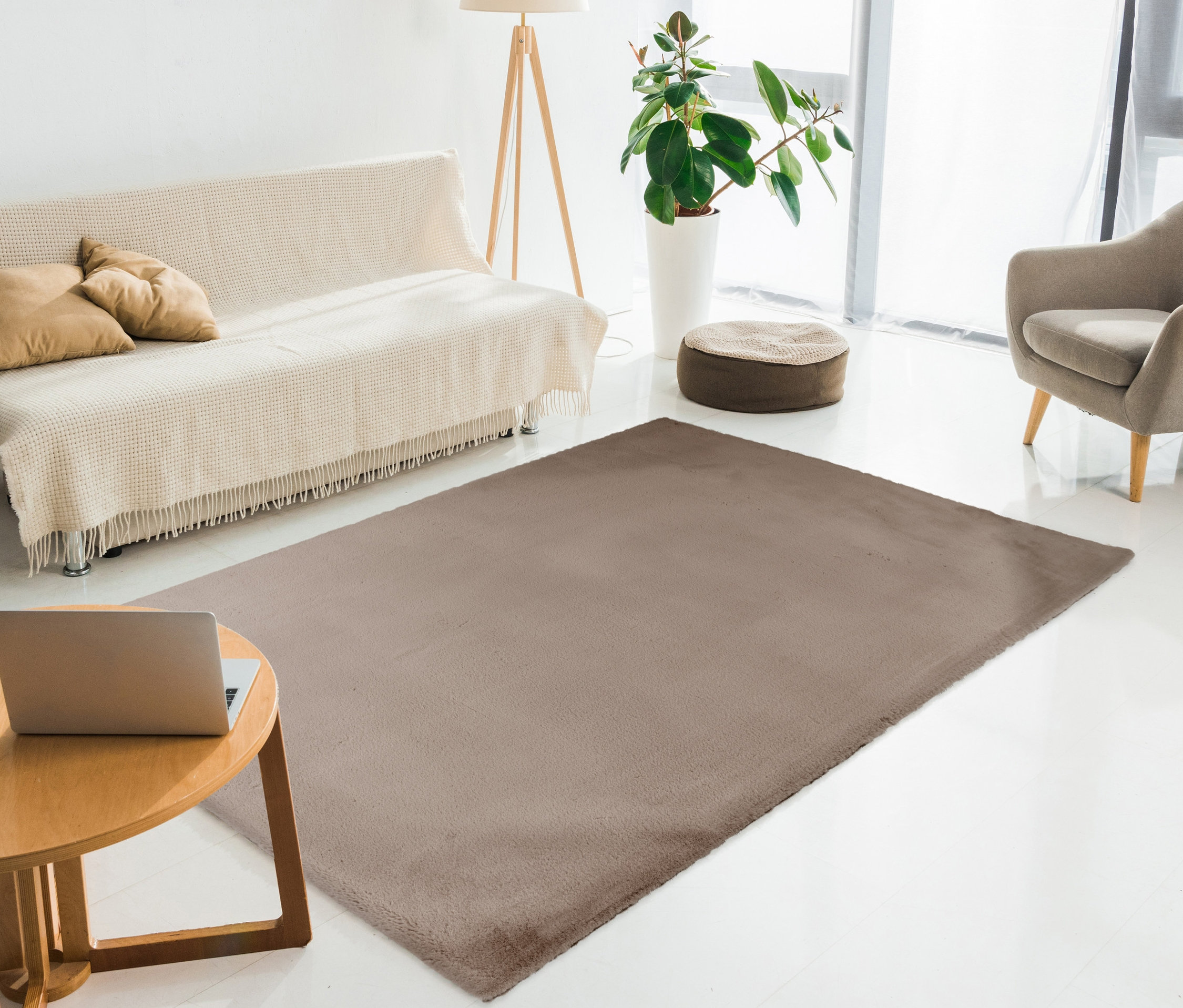 Wohnzimmer mit beigem Kayoom Hochflorteppich »Rabbit Light 525«, Sofa, Sessel und Couchtisch.