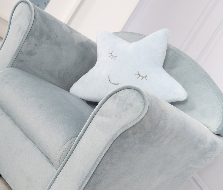 Heller roba Kindersessel »Lil Sofa« mit hellblauem Sternkissen.