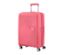 Nahaufnahme eines mittelgroßen, sonnengeküssten korallenroten American Tourister Hartschalenkoffers »Soundbox« Spinner.