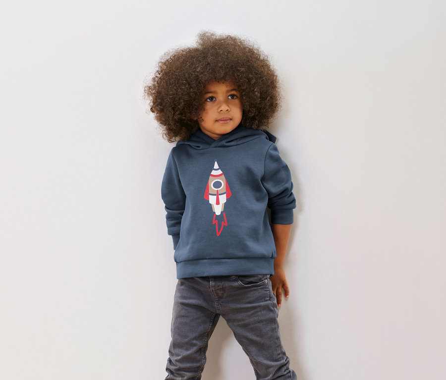 Junge mit Afro posiert in einem Kinder-Sweatshirt mit Wendepailletten, Rakete oder Print (Gr. 86/92).